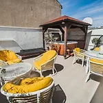 Downtown Luxury With Hot Tub