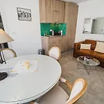 Downtown Luxury With Hot Tub