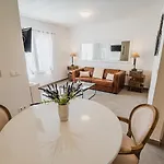 Downtown Luxury With Hot Tub Apartamento