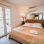 Downtown Luxury With Hot Tub Apartamento Vodice