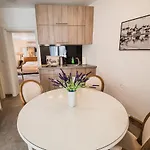 Apartamento Downtown Luxury With Hot Tub Vodice