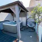 Downtown Luxury With Hot Tub