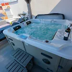Downtown Luxury With Hot Tub *