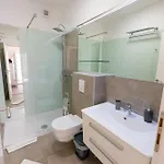 Downtown Luxury With Hot Tub Apartman