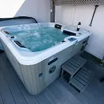 Downtown Luxury With Hot Tub *