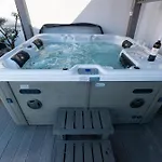 Apartment Downtown Luxury With Hot Tub *