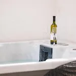 Apartman Downtown Luxury With Hot Tub *
