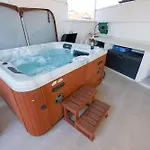 Downtown Luxury With Hot Tub