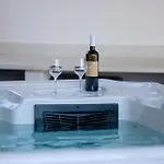 Downtown Luxury With Hot Tub