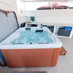 Downtown Luxury With Hot Tub *