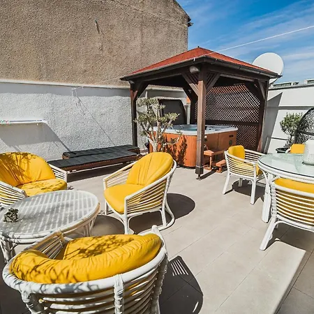 Downtown Luxury With Hot Tub