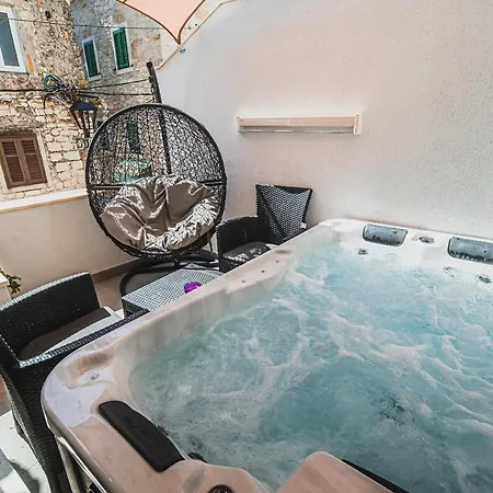 Apartment Downtown Luxury With Hot Tub