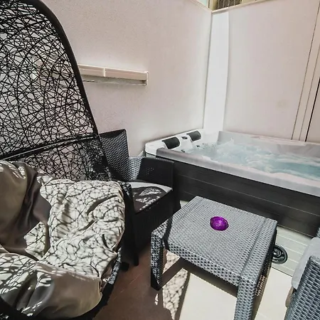Apartment Downtown Luxury With Hot Tub