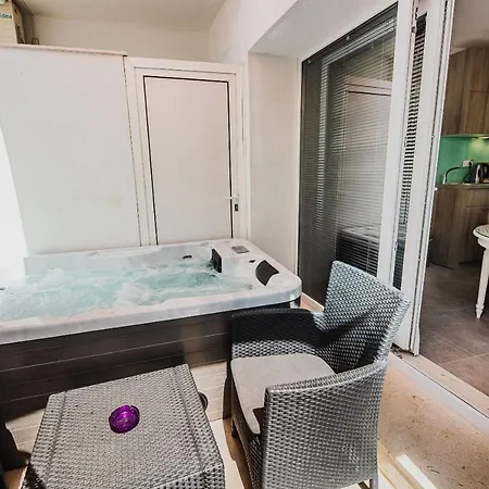 Apartment Downtown Luxury With Hot Tub *