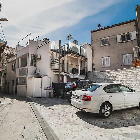 Downtown Luxury With Hot Tub *