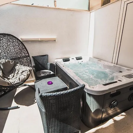 Downtown Luxury With Hot Tub Vodice