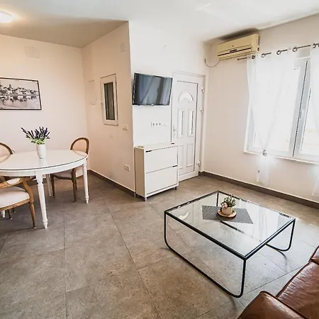 Downtown Luxury With Hot Tub *