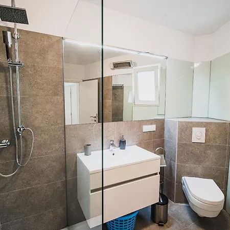 Downtown Luxury With Hot Tub *