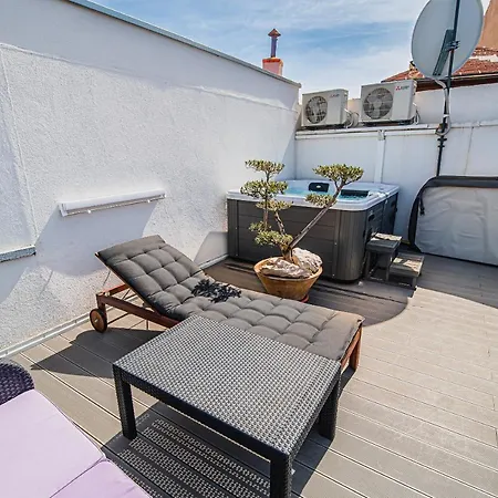 Apartment Downtown Luxury With Hot Tub *