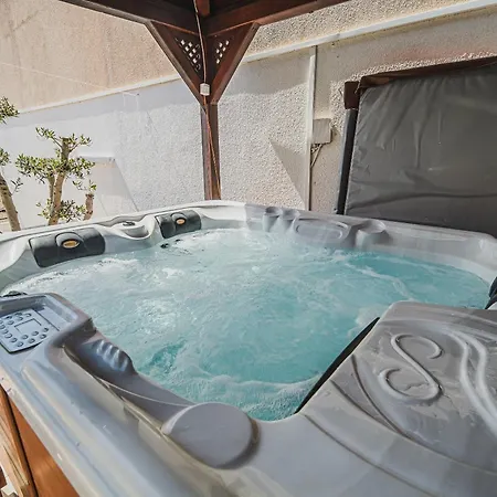 Downtown Luxury With Hot Tub