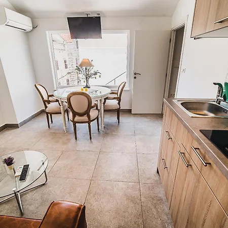 Downtown Luxury With Hot Tub