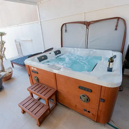 Downtown Luxury With Hot Tub Apartment