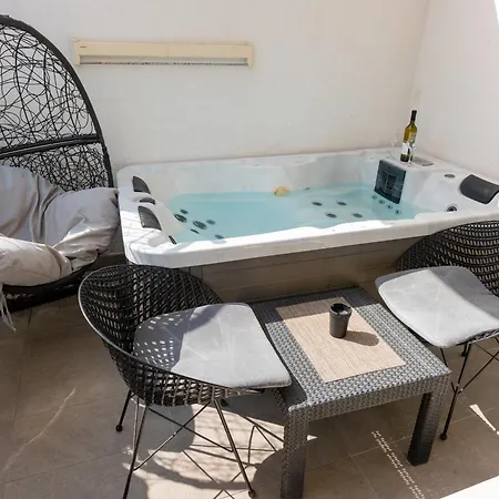 Downtown Luxury With Hot Tub