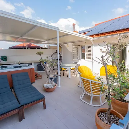 Downtown Luxury With Hot Tub Lägenhet Vodice