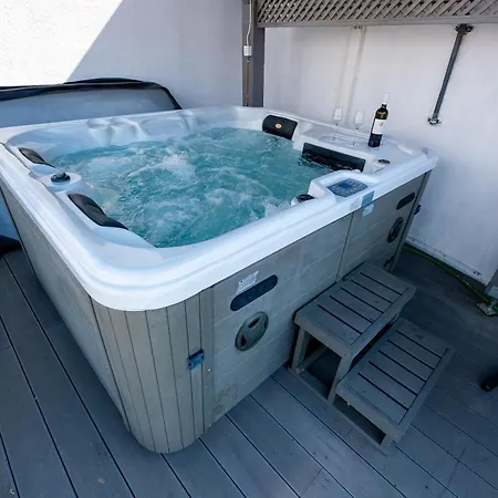 Downtown Luxury With Hot Tub *