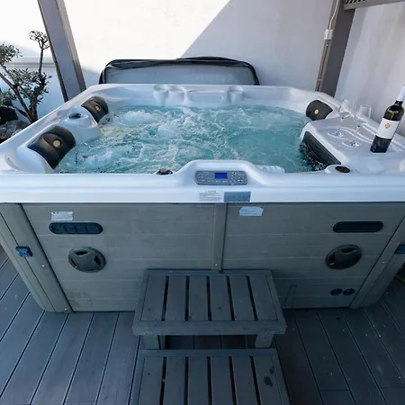 Lägenhet Downtown Luxury With Hot Tub *