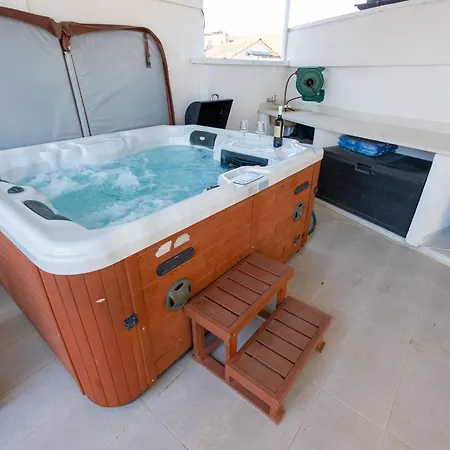 Downtown Luxury With Hot Tub