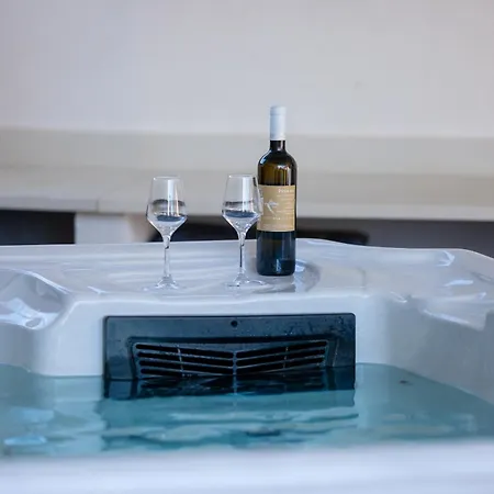 Downtown Luxury With Hot Tub