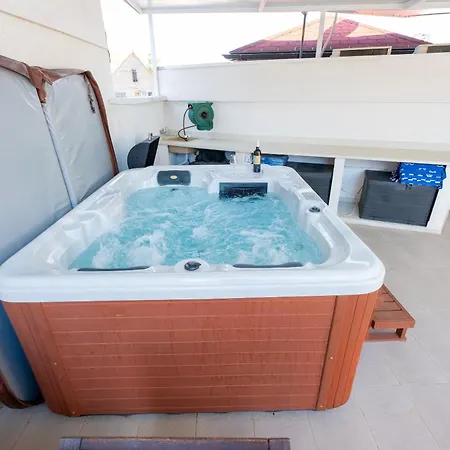 Downtown Luxury With Hot Tub *
