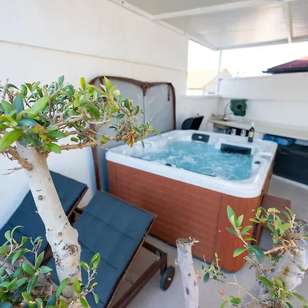 Downtown Luxury With Hot Tub Lägenhet *