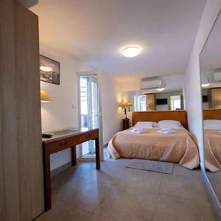 Downtown Luxury With Hot Tub Lägenhet