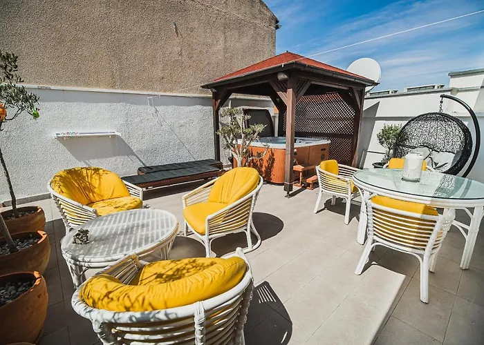 Downtown Luxury With Hot Tub