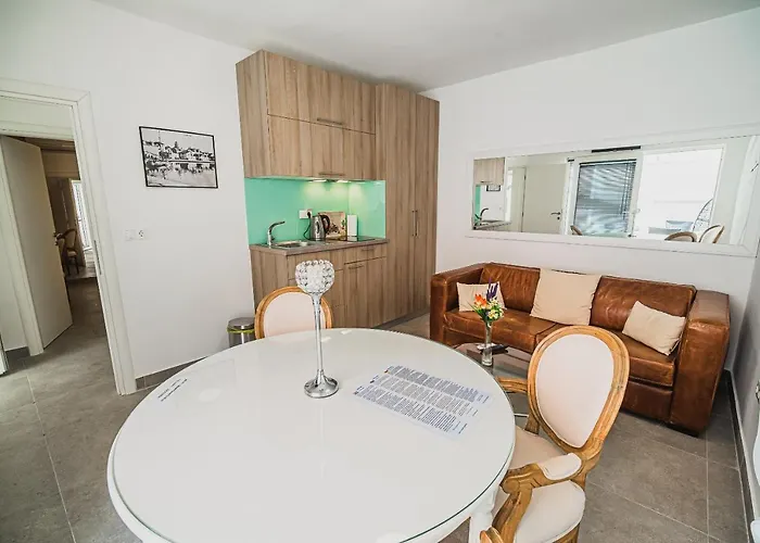 Downtown Luxury With Hot Tub