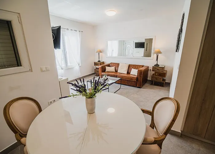 Downtown Luxury With Hot Tub Apartment