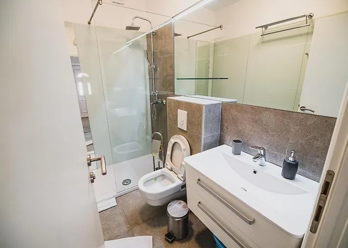 Downtown Luxury With Hot Tub