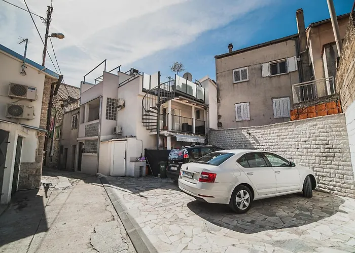 Downtown Luxury With Hot Tub *