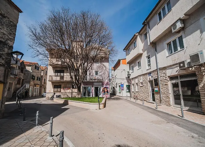 Downtown Luxury With Hot Tub *