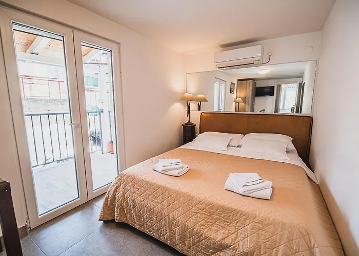 Downtown Luxury With Hot Tub Lejlighed Vodice