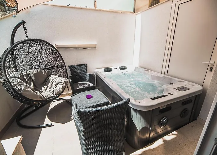 Downtown Luxury With Hot Tub Vodice