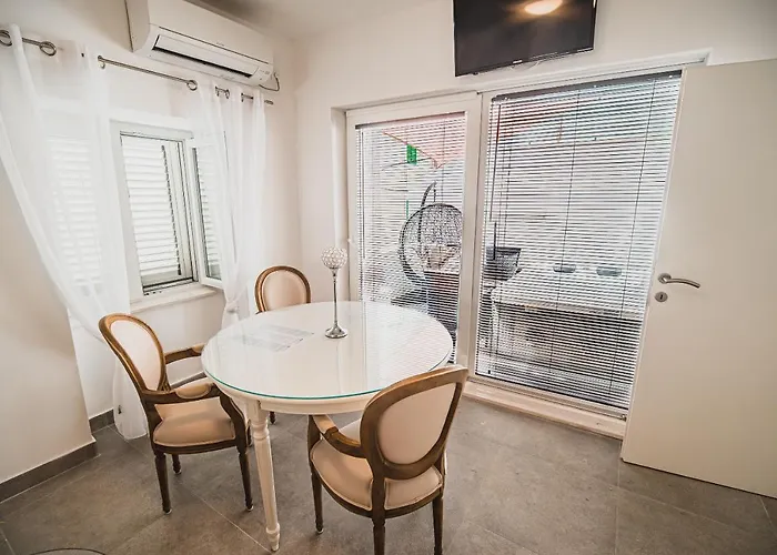 Downtown Luxury With Hot Tub