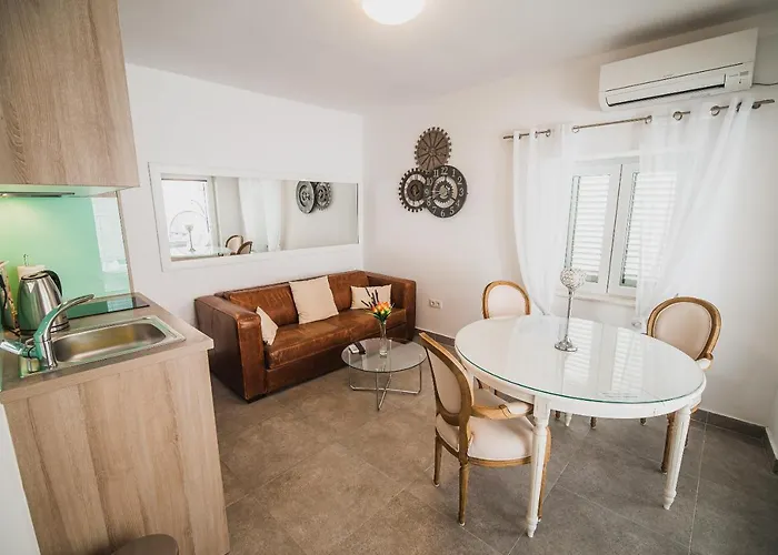 Downtown Luxury With Hot Tub *