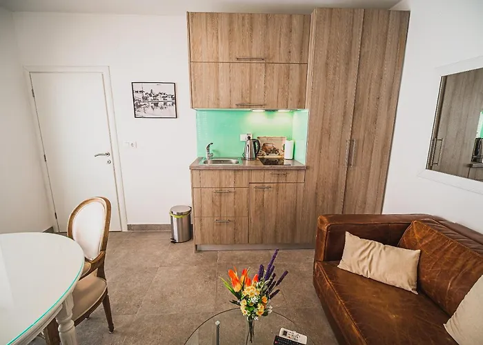 Downtown Luxury With Hot Tub