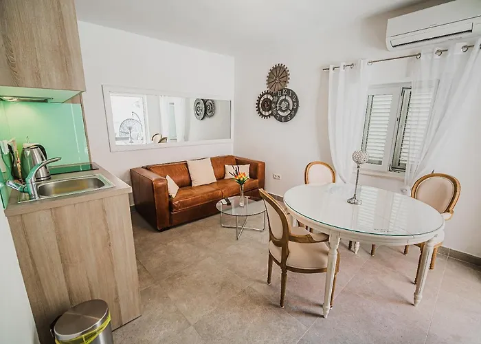 Downtown Luxury With Hot Tub *