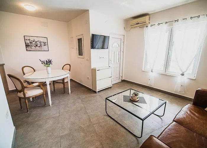 Downtown Luxury With Hot Tub *