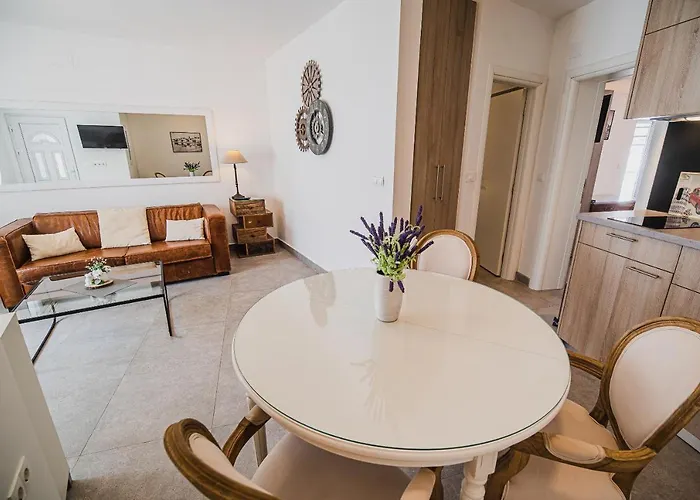 Downtown Luxury With Hot Tub