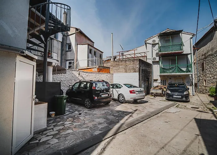 Downtown Luxury With Hot Tub